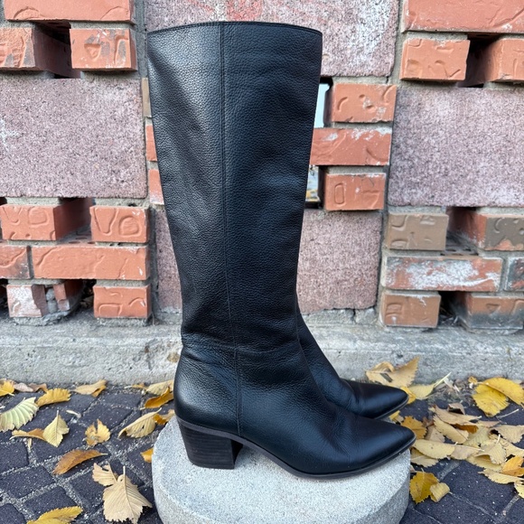 Sleek black knee-high leather boots - Picture 2 of 10